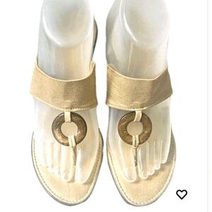 Italian Shoemakers Sandals Thong Toe Low Wedge Heel Womens Size 8 Gold Tone EUC